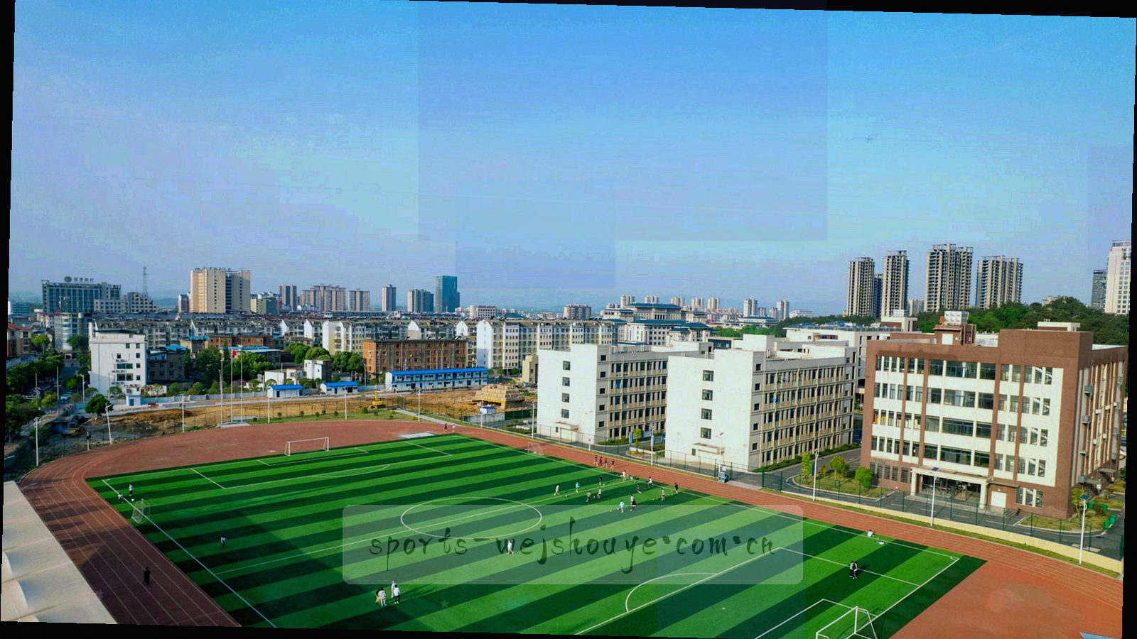 深色界面中的视频播放器与右侧栏目切换条示意画面，画面内无可辨识人物